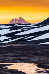 Russland, Sibirien, Ostsibirien, Halbinsel Kamchatka / Kamtschatka, Vulkane, Sommer, Mutnovsky Basislager, Mutnowski 950 m Abendstimmung Blick auf den Viljucinskij 2173 m Russland, Sibirien, Ostsibirien, Halbinsel Kamchatka / Kamtschatka, Vulkane, Sommer, Mutnovsky Basislager, Mutnowski 950 m Abendstimmung Blick auf den Viljucinskij 2173 m
